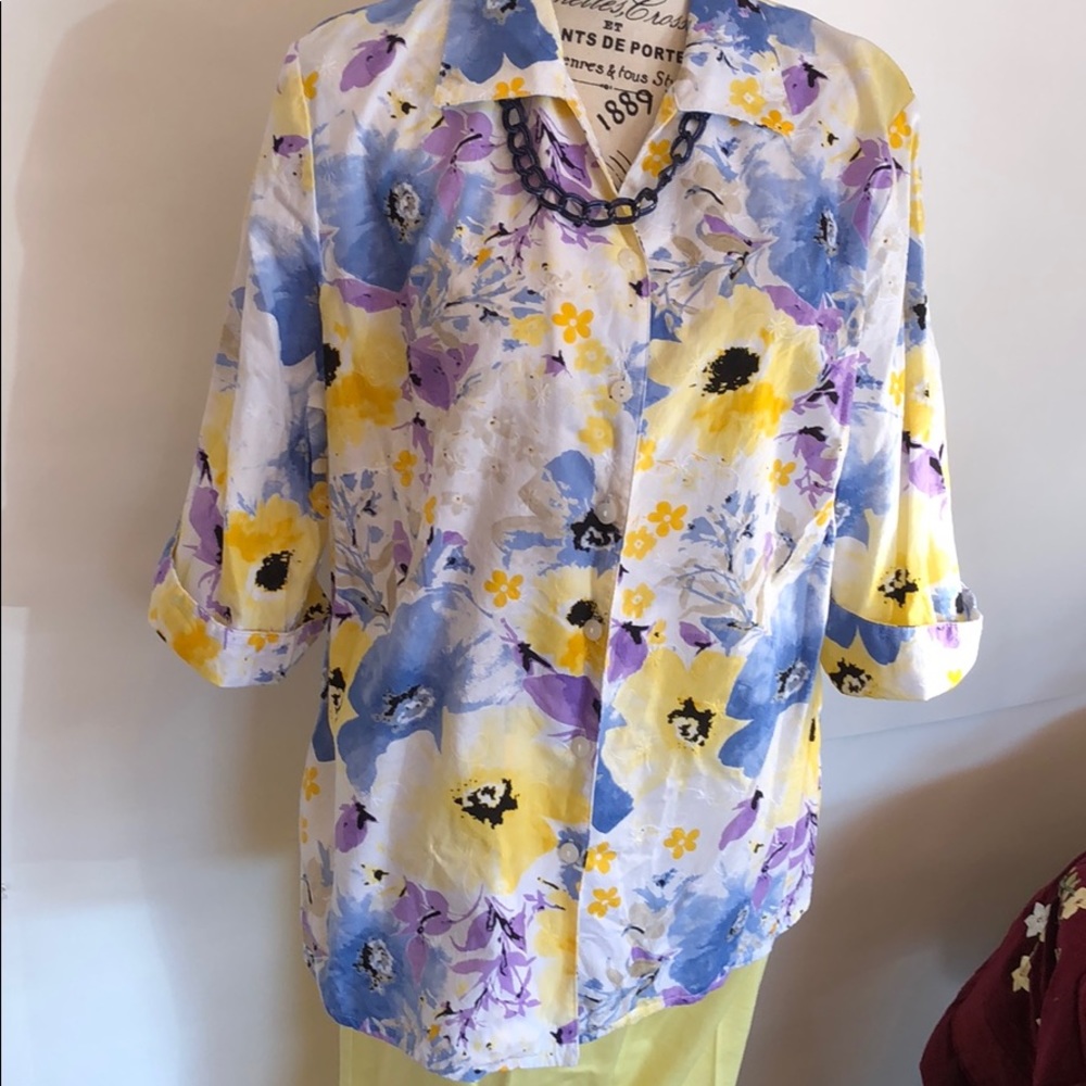 Alia petites TOP 💐flower multi colored pattern top.